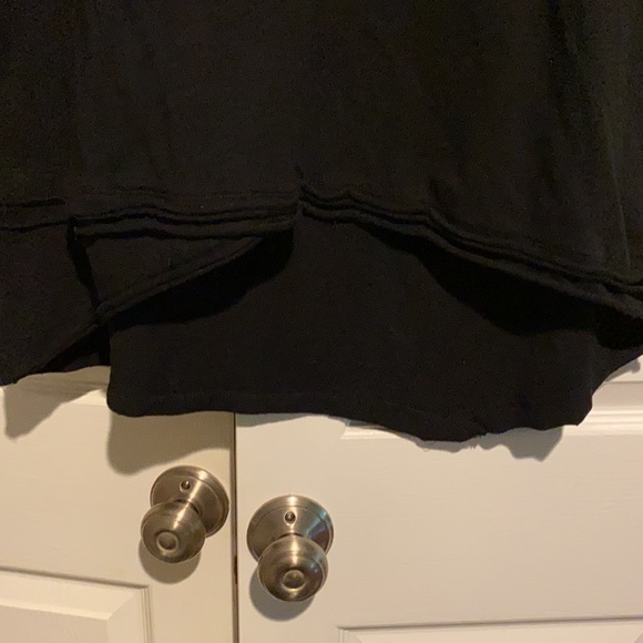 Black round neckline short sleeves tee w/odd hem - Picture 3 of 7